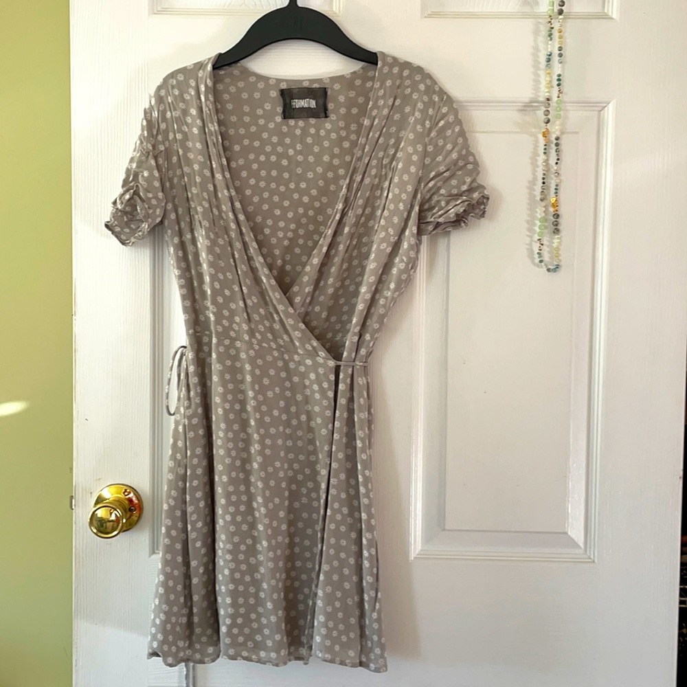 Reformation daisy print floral gray wrap dress size 2